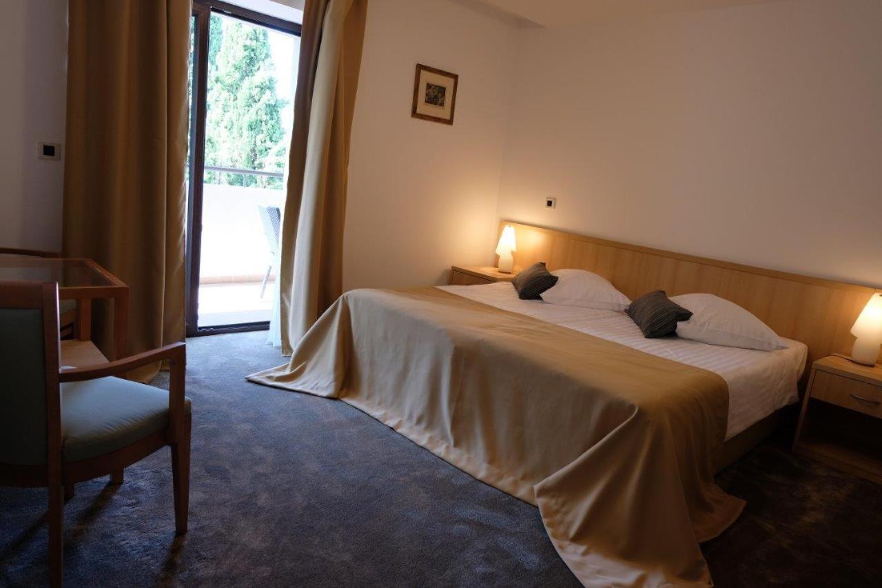 Flores Hotel